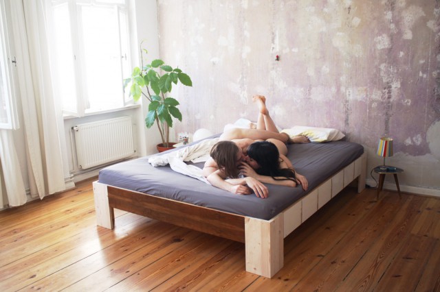 Reggeli pucérkodás: meztelenül mutatják meg magukat a berlini fiatalok