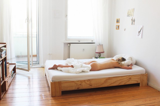 Reggeli pucérkodás: meztelenül mutatják meg magukat a berlini fiatalok