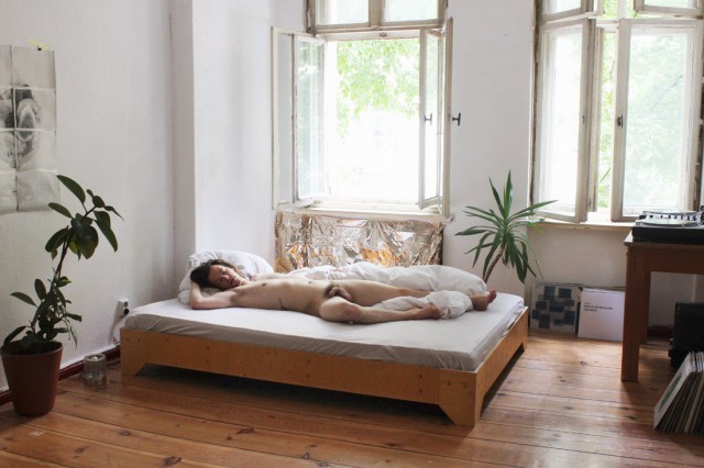 Reggeli pucérkodás: meztelenül mutatják meg magukat a berlini fiatalok