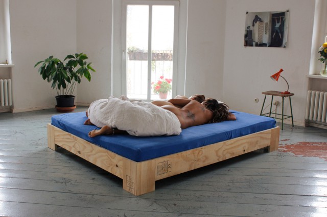 Reggeli pucérkodás: meztelenül mutatják meg magukat a berlini fiatalok