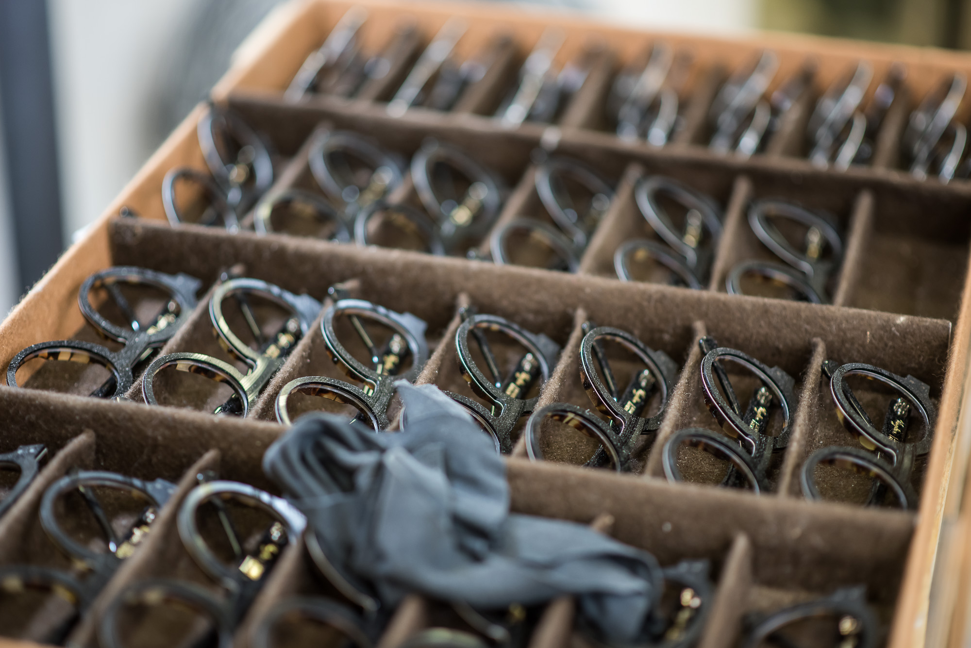 Így készülnek Budapesten a világ legmenőbb napszemüvegjei