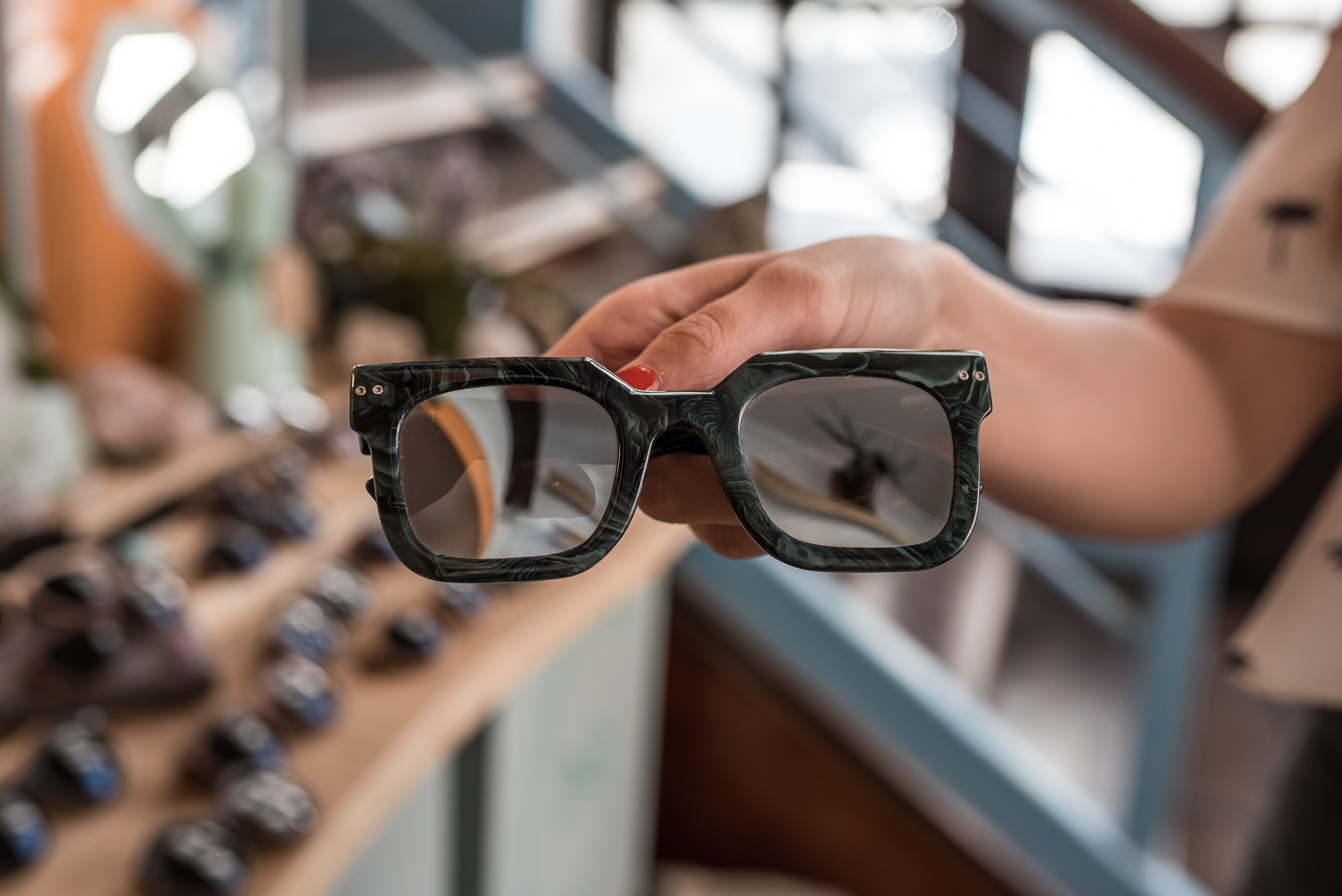 Így készülnek Budapesten a világ legmenőbb napszemüvegjei