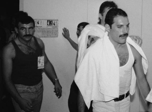 Bensőséges képek kerültek elő a szerelmes Freddie Mercury-ról