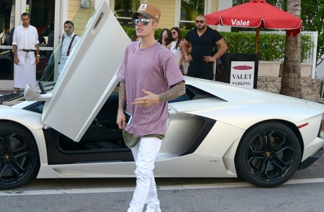 Hírességek, akik imádják a luxusautókat