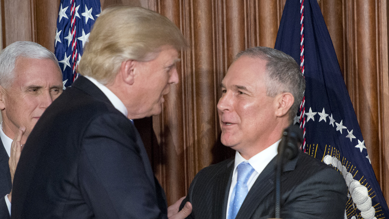Donald Trump üdvözli Scott Pruittot, az EPA vezetőjét (Fotó: Getty Images)