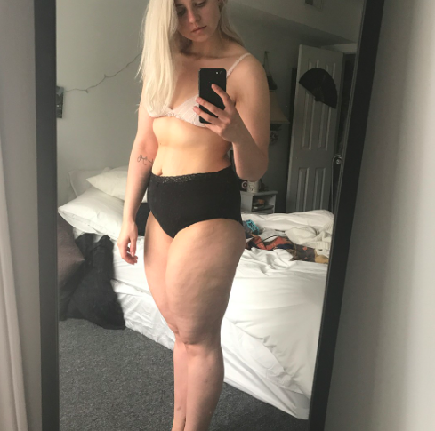 Az összeérő combokat ünnepli a blogger