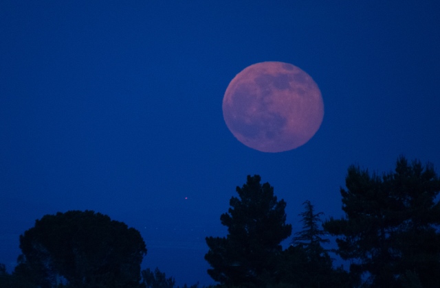 Feszültségeket is hozhat a pénteki eperhold a csillagjegyeknek