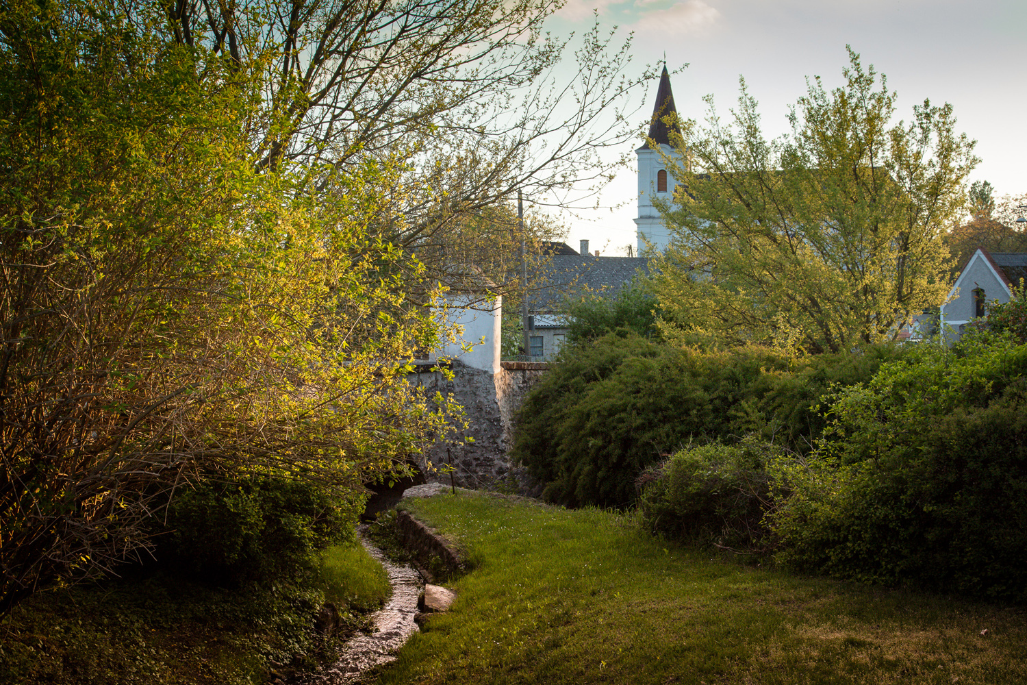 Ezeréves vízimalom, szív alakú sírkövek: a Balaton-felvidék rejtett kincsei