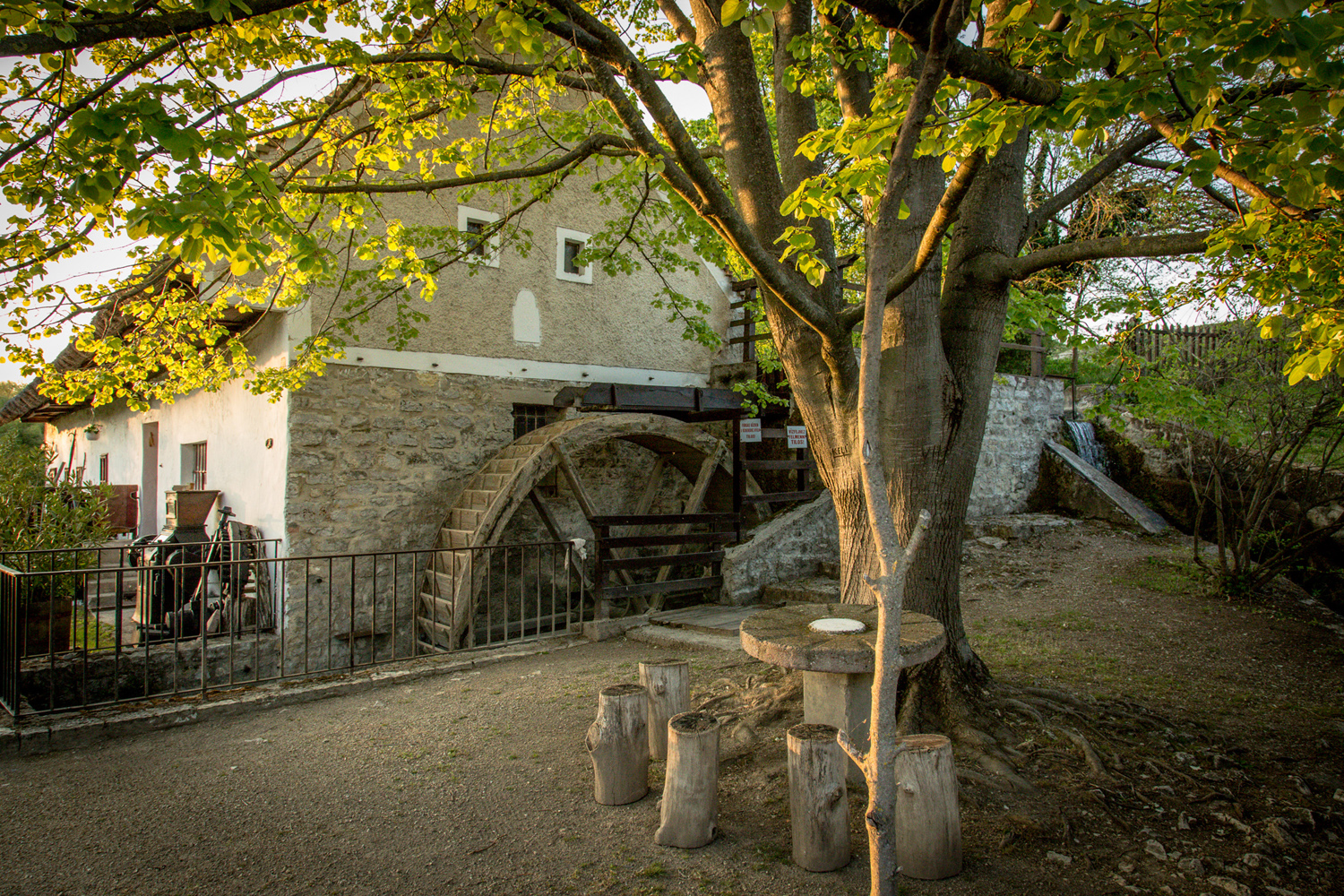 Ezeréves vízimalom, szív alakú sírkövek: a Balaton-felvidék rejtett kincsei