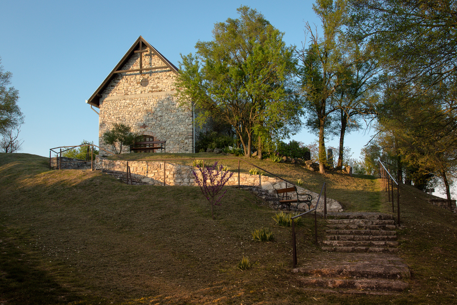Ezeréves vízimalom, szív alakú sírkövek: a Balaton-felvidék rejtett kincsei