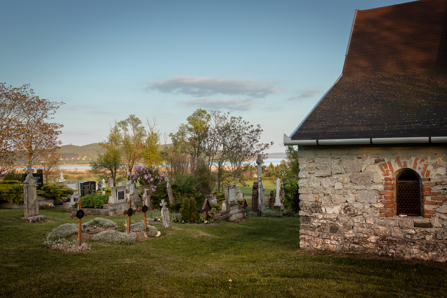 Ezeréves vízimalom, szív alakú sírkövek: a Balaton-felvidék rejtett kincsei