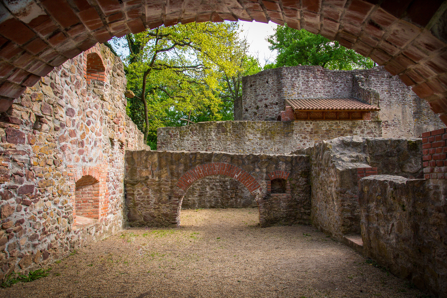 Ezeréves vízimalom, szív alakú sírkövek: a Balaton-felvidék rejtett kincsei