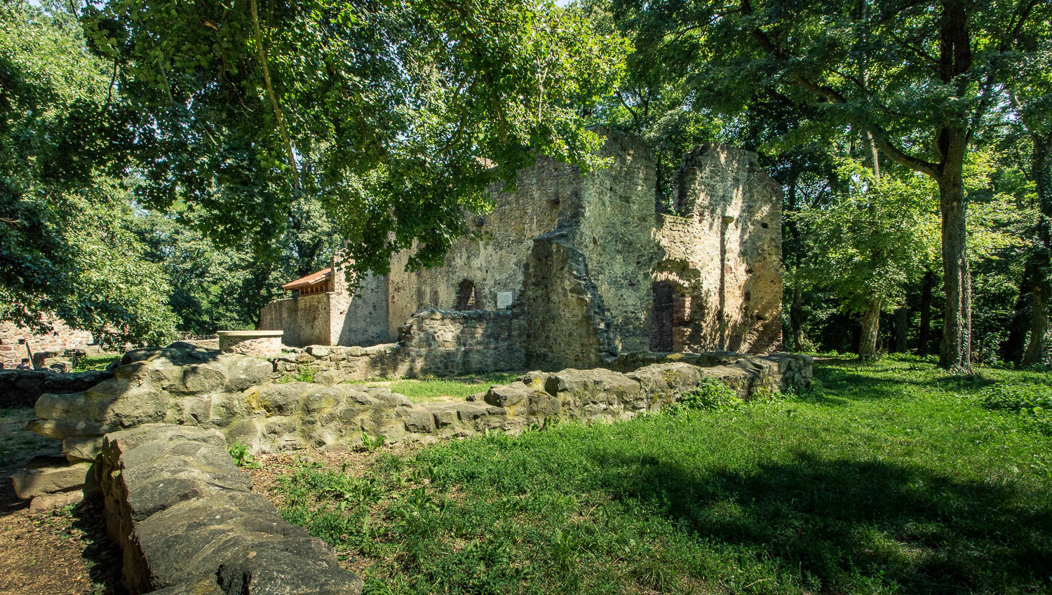 Ezeréves vízimalom, szív alakú sírkövek: a Balaton-felvidék rejtett kincsei