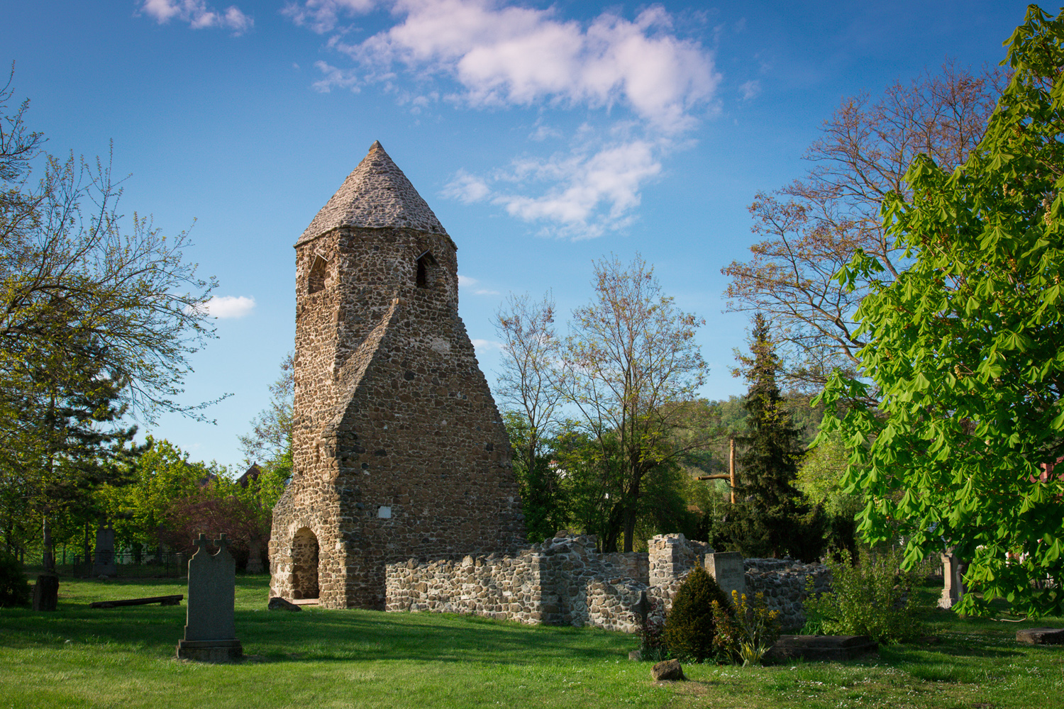 Ezeréves vízimalom, szív alakú sírkövek: a Balaton-felvidék rejtett kincsei