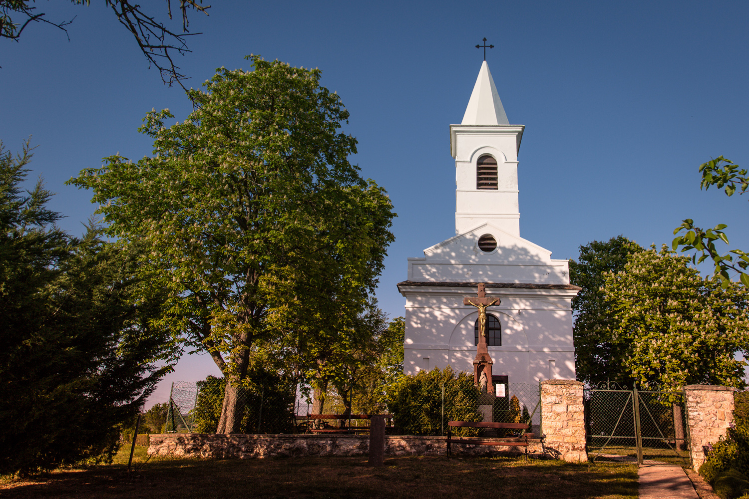 Ezeréves vízimalom, szív alakú sírkövek: a Balaton-felvidék rejtett kincsei