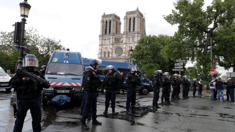 Kalapáccsal támadt egy terrorista a Notre-Dame-nál Kalapáccsal támadt egy terrorista a Notre-Dame-nál