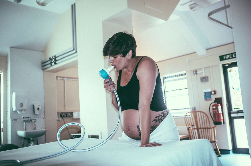 Intim fotókon örökítette meg első gyereke születését Intim fotókon örökítette meg első gyereke születését