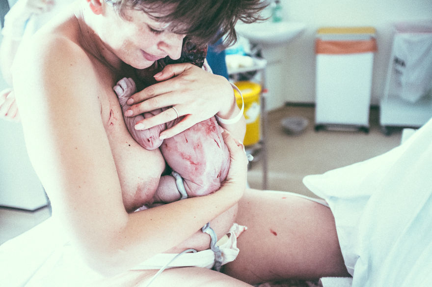 Intim fotókon örökítette meg első gyereke születését Intim fotókon örökítette meg első gyereke születését