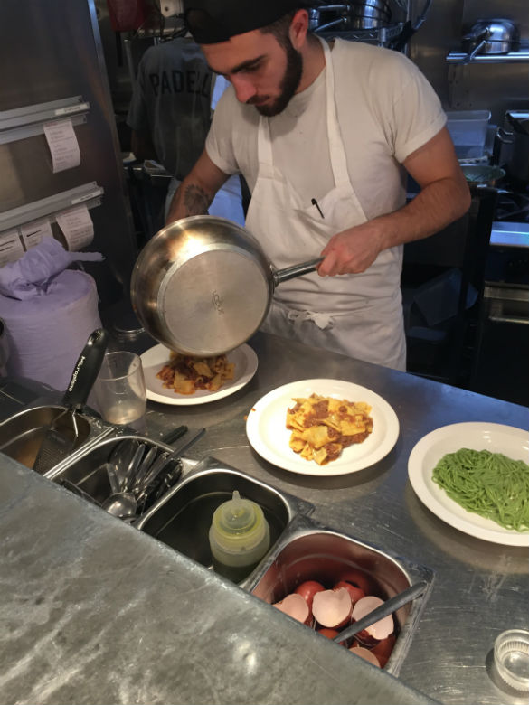 Bernáth József a barátjával Londonban pihent