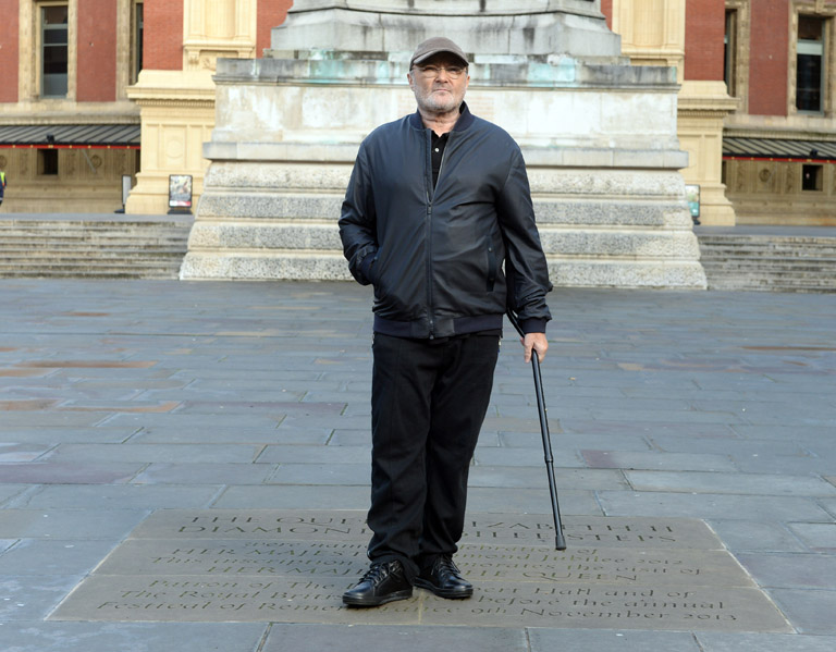 Phil Collins két éve bottal jár (Fotó: Getty Images)