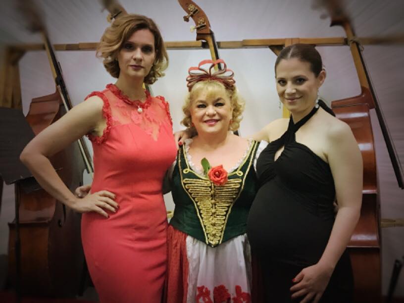 Janza Katával és Oszvald Marikával együtt volt Erdélyben Szinetár Dóra