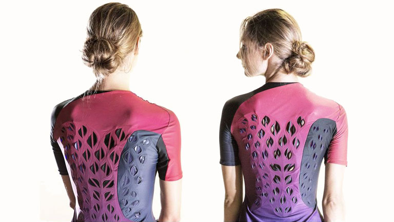 A baktériumok a ruha hátán lévő füleket nyitják fel a verejték hatására (Fotó: MIT Media Lab)