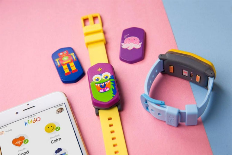 A gyerekeknek szánt fitneszkarkötő színes előlapját cserélgetni is lehet (Fotó: Good Parents Inc.)