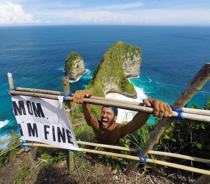 Világkörüli útja minden pontjáról megnyugtató üzenetet küld az anyjának egy srác