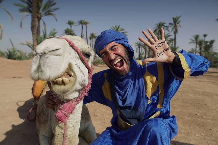 Világkörüli útja minden pontjáról megnyugtató üzenetet küld az anyjának egy srác