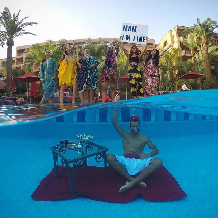 Világkörüli útja minden pontjáról megnyugtató üzenetet küld az anyjának egy srác Világkörüli útja minden pontjáról megnyugtató üzenetet küld az anyjának egy srác