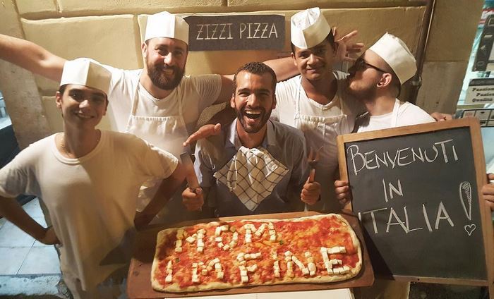 Világkörüli útja minden pontjáról megnyugtató üzenetet küld az anyjának egy srác