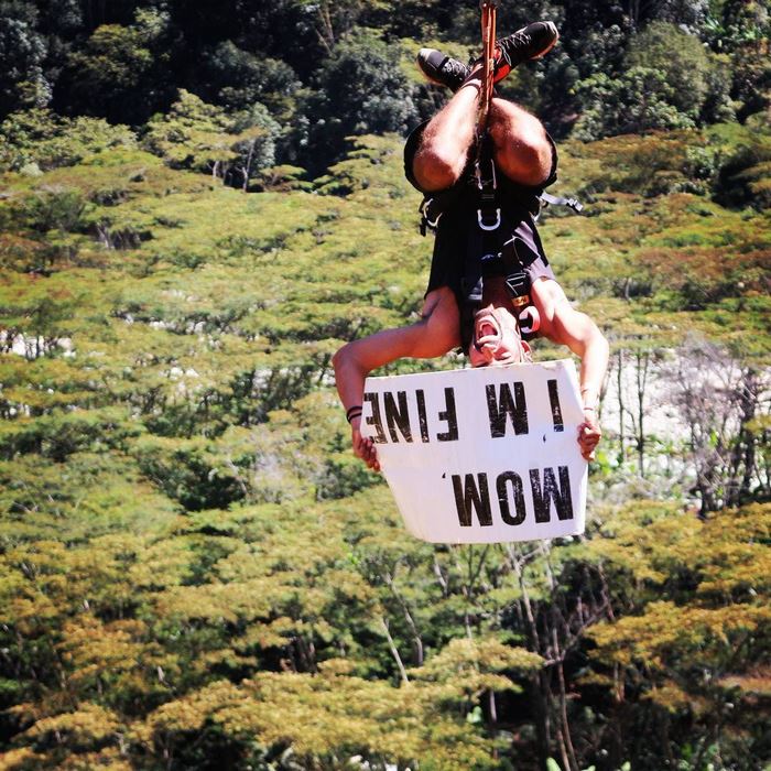 Világkörüli útja minden pontjáról megnyugtató üzenetet küld az anyjának egy srác