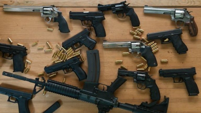 Rendes vécé, számítógépek, használható székek: ezek kellenének az iskolákba lőtér helyett Rendes vécé, számítógépek, használható székek: ezek kellenének az iskolákba lőtér helyett