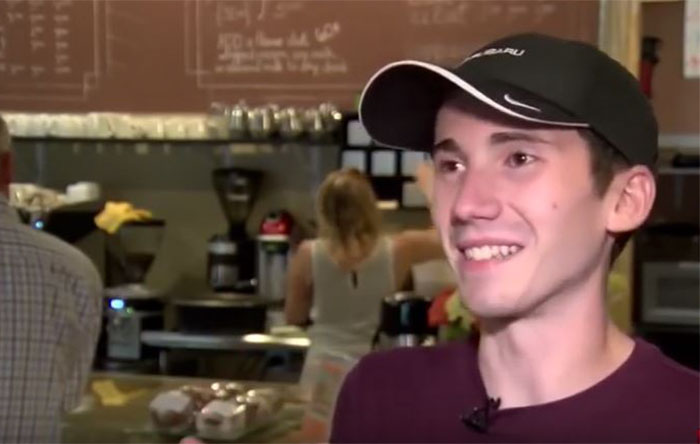 Zseniális módszerrel tanítja udvariasságra a vendégeit egy kávézós