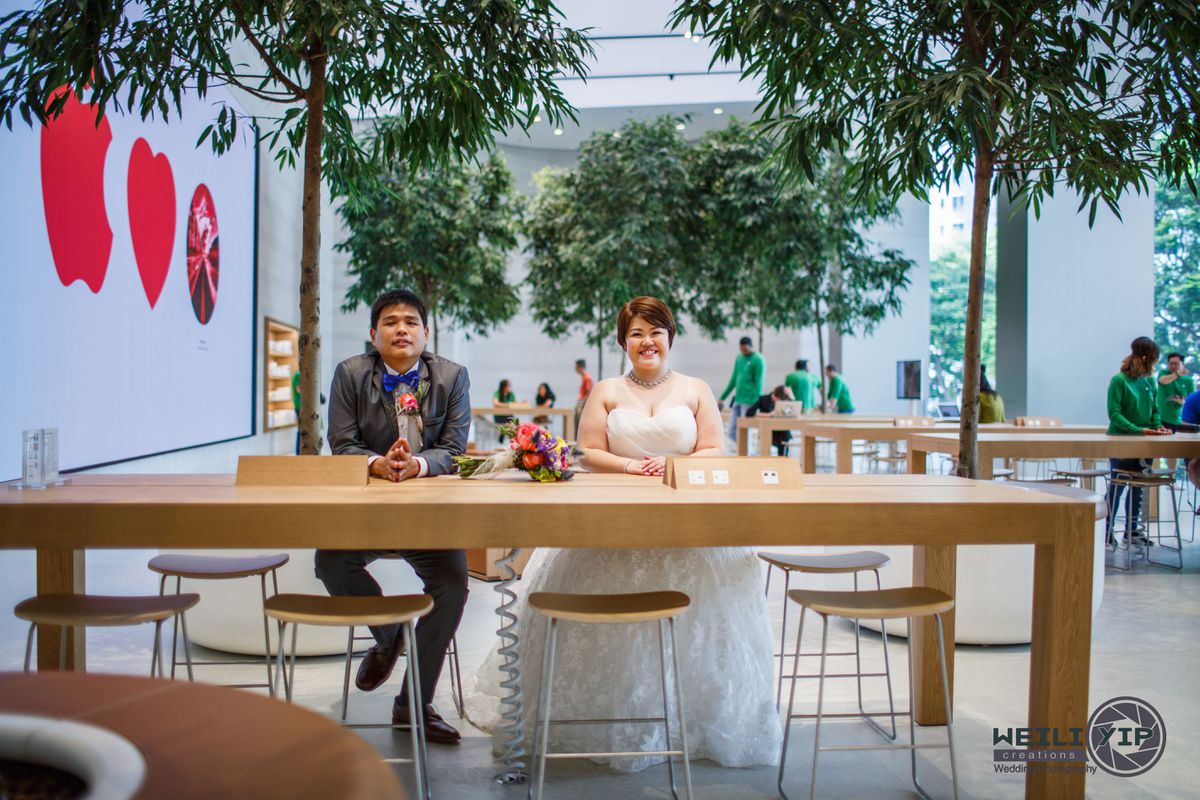 Egy Apple boltban készítette az esküvői fotóit ez a pár 