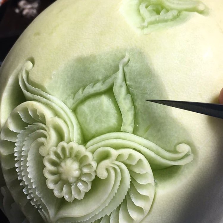 Avokádóból és brokkoliból farag elképesztő műalkotásokat