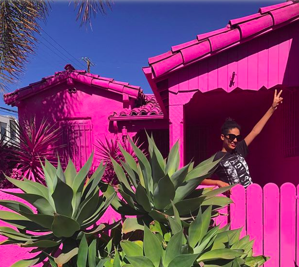 Kiakadtak a szomszédok a rózsaszín házzal szelfiző turistákra