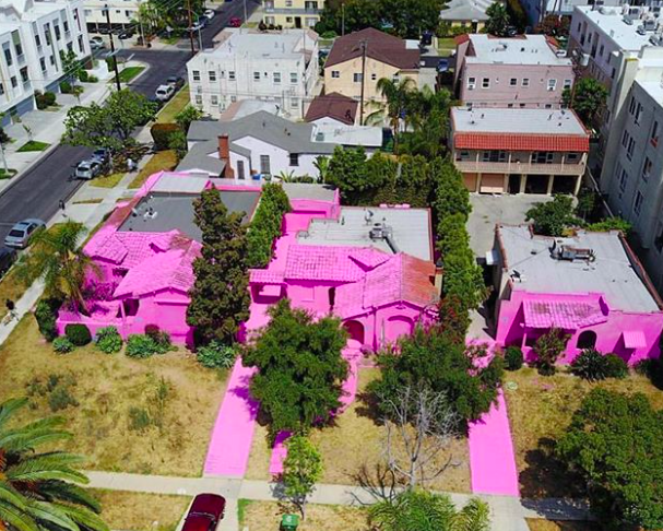 Kiakadtak a szomszédok a rózsaszín házzal szelfiző turistákra