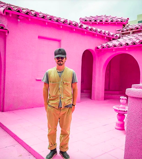 Kiakadtak a szomszédok a rózsaszín házzal szelfiző turistákra