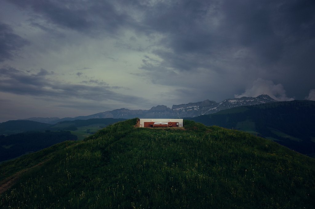 Csak épp tető nincs a luxus hotelszoba felett a svájci Alpok közepén Csak épp tető nincs a luxus hotelszoba felett a svájci Alpok közepén