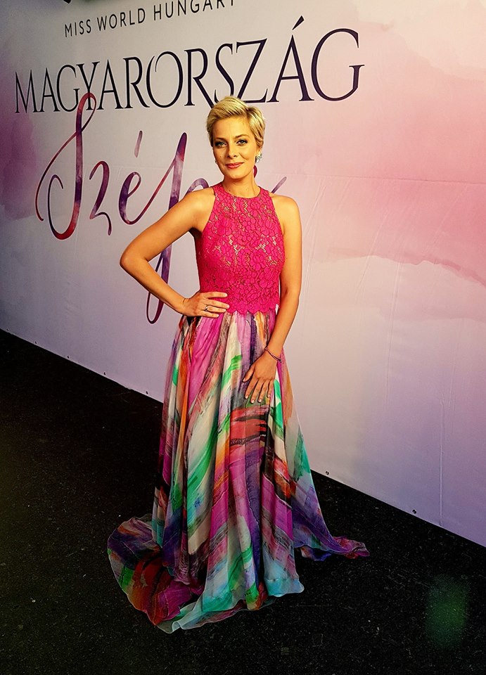 Tatár Csilla a Daalarna kreációjában állt a Miss Wolrd Hungary (Magyarország Szépe) színpadára