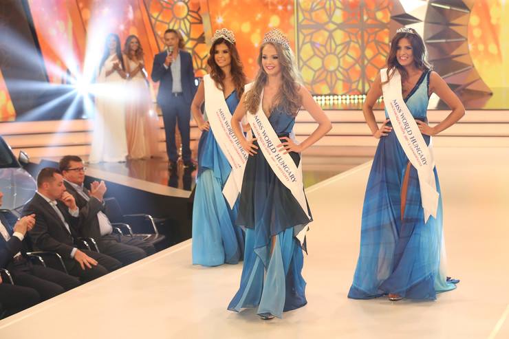 Magyarország Szépe verseny dobogósai: Miss World Hungary Koroknyai Virág, udvarhölgyei pedig Vic