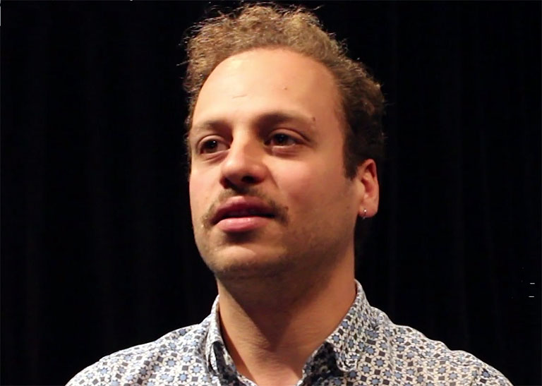 Al Omari maga is elmenekült Szíriából, most Belgiumban él (Fotó: CNN)