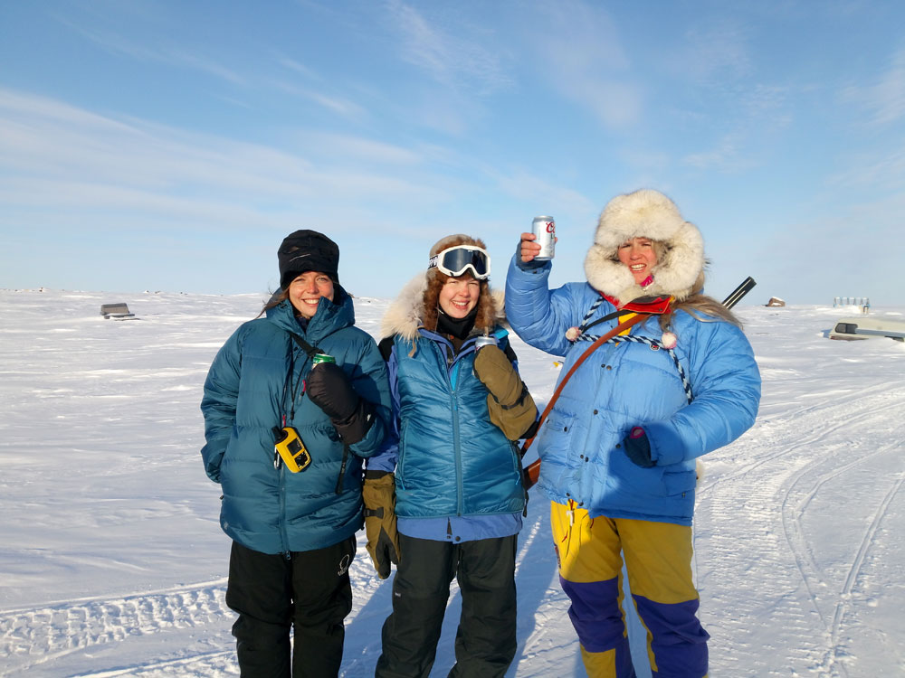 Wynne-Hughes Veronika (b.) és két társa, indulás előtt (Fotó: Wynne-Hughes Veronika/www.pingvinek.com)