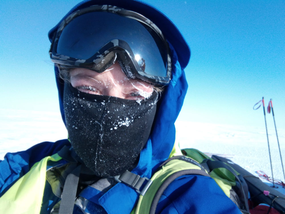 A kőkemény mínuszokban minden nedveség azonnal ráfagy az ember bőrére (Fotó: Wynne-Hughes Veronika/www.pingvinek.com)