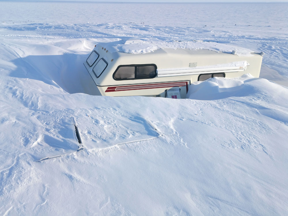 Indulás előtt: egy lakóautó a több méteres hó fogságában (Fotó: Wynne-Hughes Veronika/www.pingvinek.com)