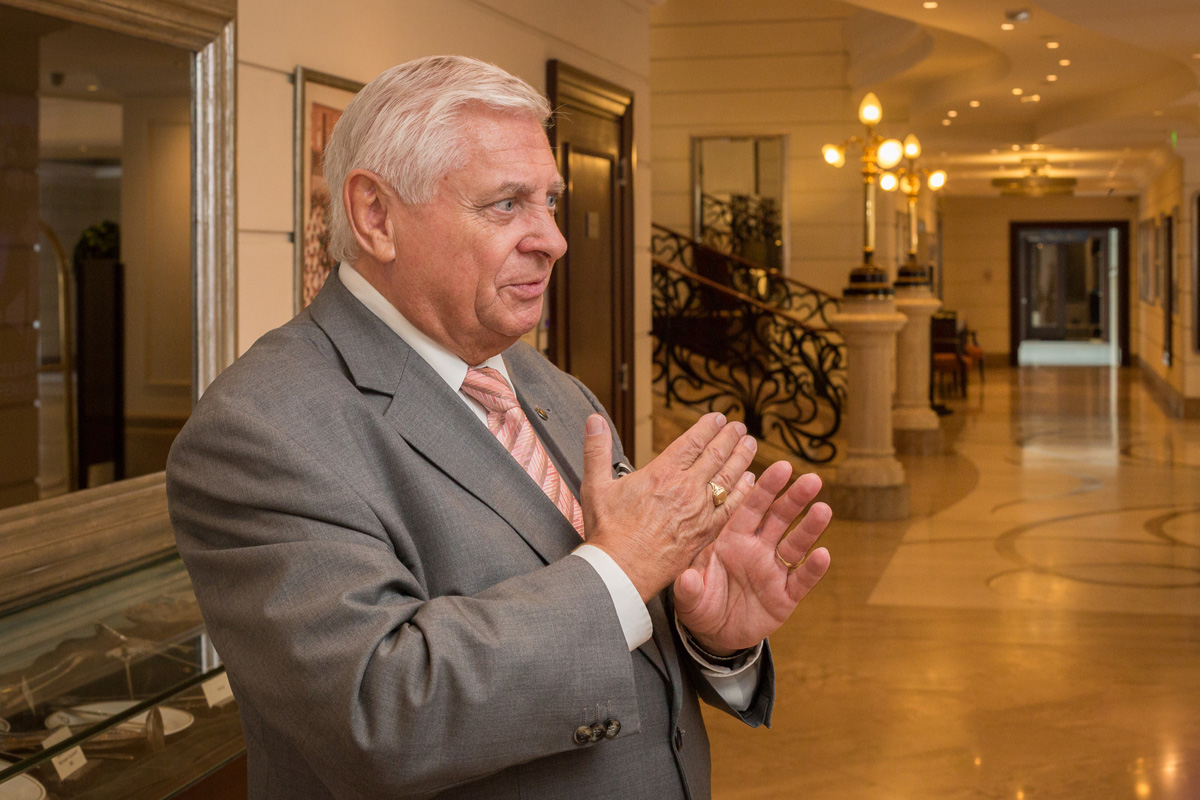 Királynőknek, uralkodóknak szolgált fel, ma pedig abban a szállodában vezető, ahol felszolgálótanulóként kezdett 