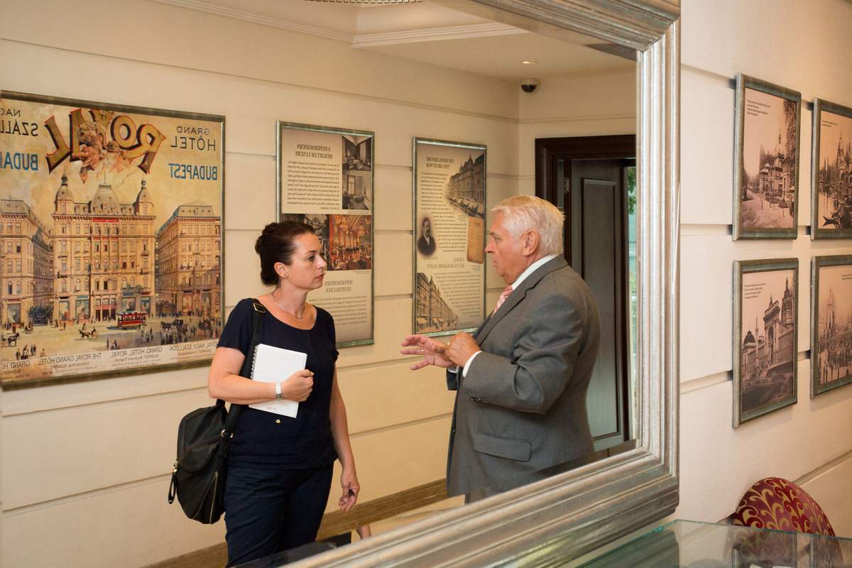 Királynőknek, uralkodóknak szolgált fel, ma pedig abban a szállodában vezető, ahol felszolgálótanulóként kezdett 