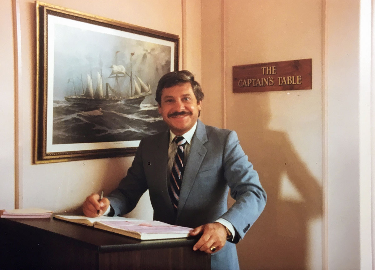 Királynőknek, uralkodóknak szolgált fel, ma pedig abban a szállodában vezető, ahol felszolgálótanulóként kezdett 