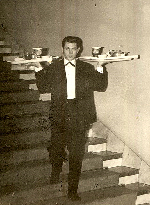 Királynőknek, uralkodóknak szolgált fel, ma pedig abban a szállodában vezető, ahol felszolgálótanulóként kezdett 